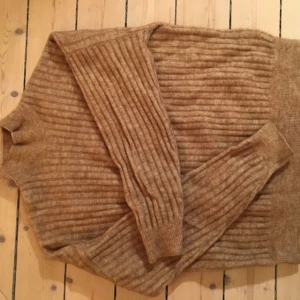  - Jättefin tröja tillverkad i mohair passar storlek 38. Sparsamt använd och fin kvalitet, sitter supersnyggt på. Kommer från H&M. 