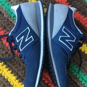  - Väldigt fina New Balance sneakers!  Knappt använda pga för små 