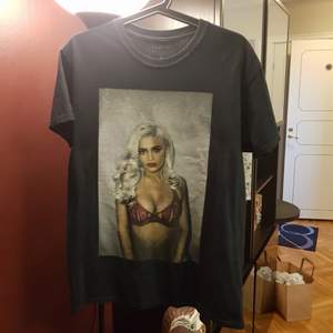 Kylie Jenner Merch t-shirt köpt här på Plick. Tyvärr för liten.