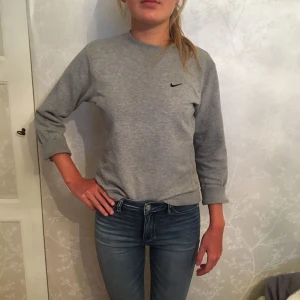  - En mysig tröja med lite "tjockare" material. En nike VINTAGE som köptes för åratal sedan. Priset kan diskuteras. Frakt +50, annars möts man upp i stockholm och priset blir då 150