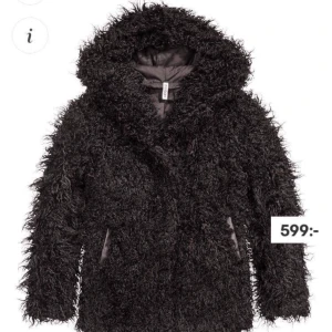  - Svart jacka i något slags faux fur/teddy-material. Går strax nedanför rumpan och har en stor luva. Har för många fuskpälsar så säljer den vidare! 🙃