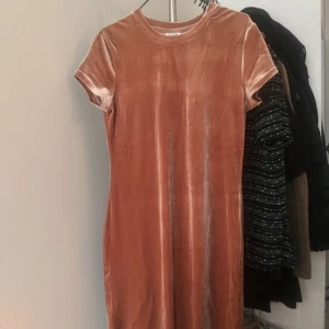  - kort klänning i sammet från weekday! använd 1 gång. de flesta priser kan diskuteras, skriv i PM med bud!  jag möts upp i Stockholm eller skickar mot fraktkostnad.