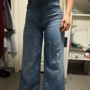  - Skit coola jeans från noisy May! Tvättade en gång och aldrig använda! Säljer dem för att dem är förstora. Original pris 600kr