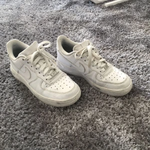  - Nike-skor. Nytvättade skosnören och uppfräschade sömmar med skokräm. Möts upp i Uppsala då jag tyvärr inte vill frakta dessa godingar :) 