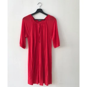  - Superfin röd klänning från lyxiga Filippa K. Knappt använd som ny. Såå mjukt härligt tyg. Två lager tyg. Fina detaljer. Flexibel för både en större och mindre SMALL. Slutar precis under knäna på mig.