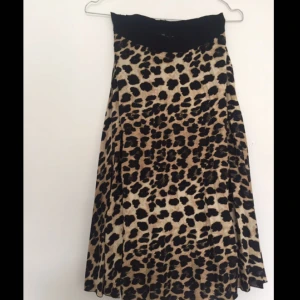  - Plisserad kjol i leo med resårband i midjan från Zara. Köparen står för frakt✨