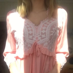  - Superfin sommarklänning med broderade detaljer. Är 160cm och den går till knäna på mig. Nypris 700kr. Frakt ingår i priset! Använd 1 gång och den är i perfekt skick!