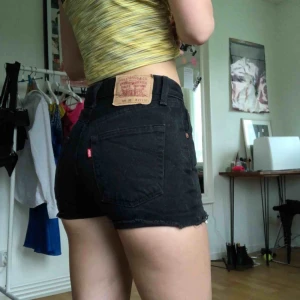  - Levis shorts, modell 595 02. Strl W27. Hämtas i skanstull / mottagaren betalar frakt.