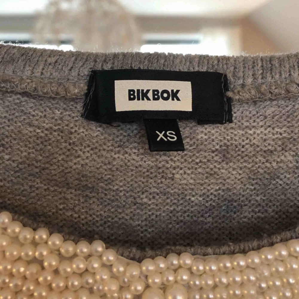 Mysig tröja med pärlor från bikbok. Storlek XS men passar som M. Finns i Skåne, kan mötas upp i Lund/Malmö eller Hässleholm, annars står köparen för frakt . Tröjor & Koftor.