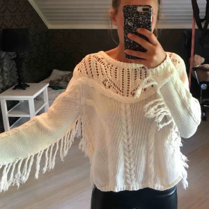  - Stickad tröja från Bikbok, fransar vid armarna som ger en snygg detalj. Perfekt att ha till sommarkvällarna. 
