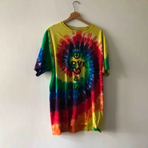  - Batik. Flower Power. Kan hämtas i Uppsala eller skickas mot fraktkostnad 