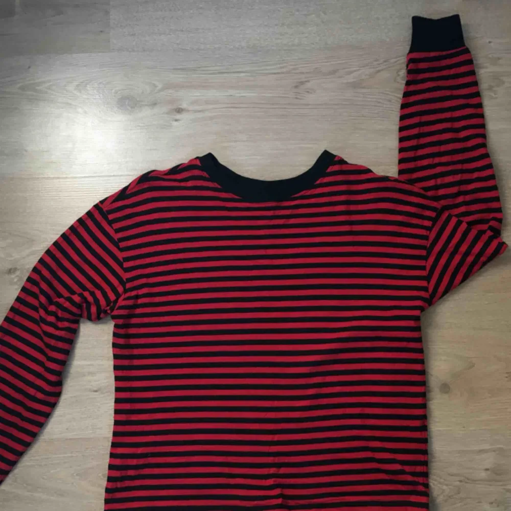 En röd/svart randig långärmad tröja från h&m, perfekt att ha under en t-shirt <3. Toppar.