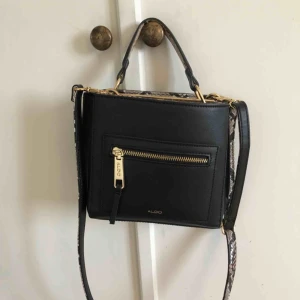  - Axelremsväska ifrån Aldo med snakeprint. Jättefint skick