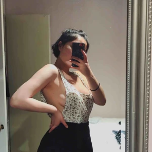 Kläder - Hej! Nu säljer jag mina tre sommar toppar som är i mycket god skick den vita och röd rutiga är helt oanvända! Alla tre kostar tsm 99sek 😊 köparen får står för frakt.