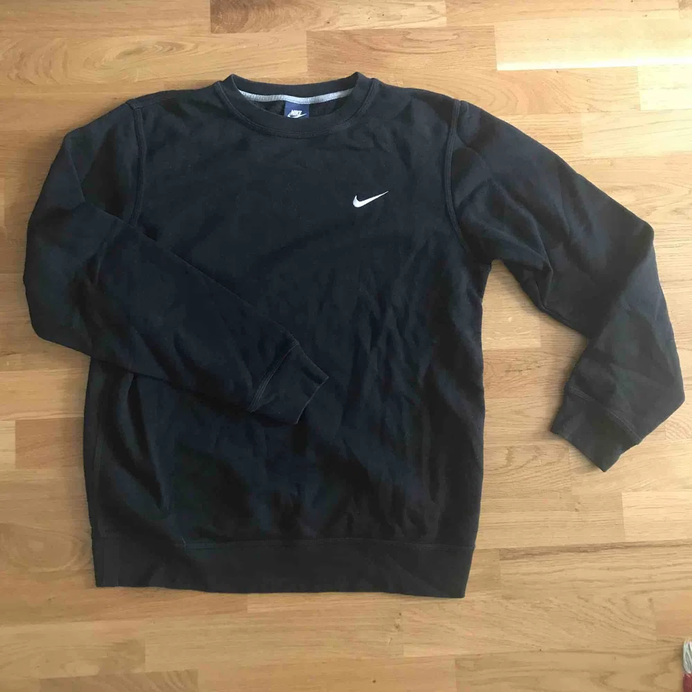 Svart sweatshirt tröja märke Nike inköpt på stadium för 500kr. Använd men inga skavanker . Hoodies.