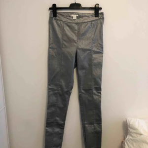  - Hur coola är inte detta silvriga kostymbyxor ! Så fruktansvärt snygga också. Super bra skick och rätt så små i stoleken så skulle mer säga att de är som 38 ist :) köparen betalar 80 kr+frakten 