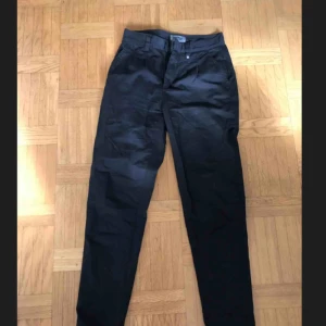  - Mörkblåa chinos modell Maggie från WeSC. Knappt använda. 