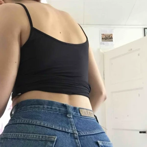  - 90-tals jeans ganska korta i modellen går en bit upp på smalbenet på mig och jag är 166cm 