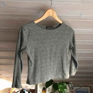  - Vardaglig grå tröja! Sparsamt använd!  Köparen står för frakt🌹