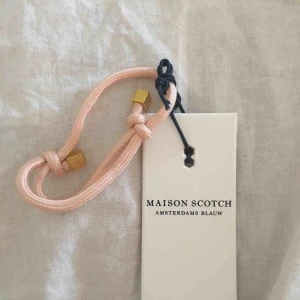  - Rosa armband med guldiga ändar från Maison Scotch (scotch & soda) Aldrig använt. Enkelt men fint! Skickas tillsammans med en liten dustbag.