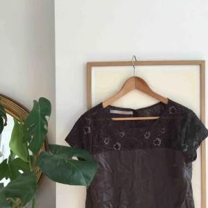  - Tiger of sweden blus/T-shirt i jättefint siden. Den är ostruken på bilden, OBS!! 