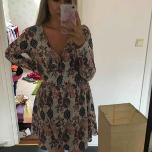 - SÄNKT PRIS!! Luftig och skön sommarklänning! Använd ett fåtal gånger. De är strl Small, men de passar även M. Resår i midjan som ger fin markering.Bra skick. Möts upp i Solna/Stockholm C, annars står köparen för frakten