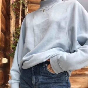  - Jätteskön ljusblå sweatshirt med halvpolo typ, från Monki. Säljer då den inte kommit till användning.  Köparen står för frakt (: