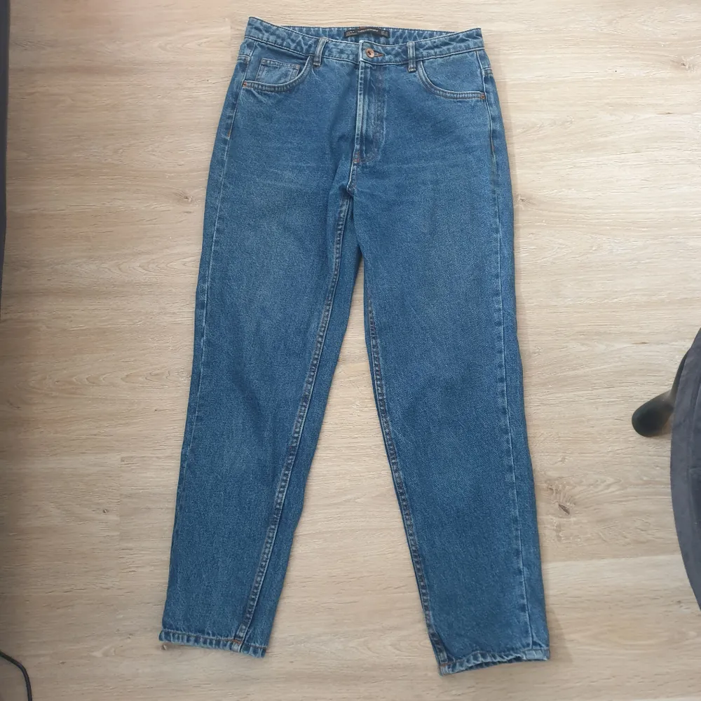 Ett par moms fit jeans från Zara trafaluc denimwear. De sitter perfekt på sådan sätt som de ska, och jag vill sälja dessa byxor pga att de har blivit för små för mig. Pris går att negotiate . Jeans & Byxor.