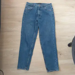 Ett par moms fit jeans från Zara trafaluc denimwear. De sitter perfekt på sådan sätt som de ska, och jag vill sälja dessa byxor pga att de har blivit för små för mig. Pris går att negotiate 