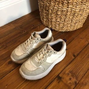  - Eytys jet combo. Smutsiga men går att fräscha till och i övrigt hela :) möts upp vid odenplan/köpare betalar frakt