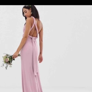  - Klänning använd några timmar Stl 34 tight på, går att använda banden hur man vill att modellen ska sitta nypris: 752 kr från asos mitt pris: för 350 kr 