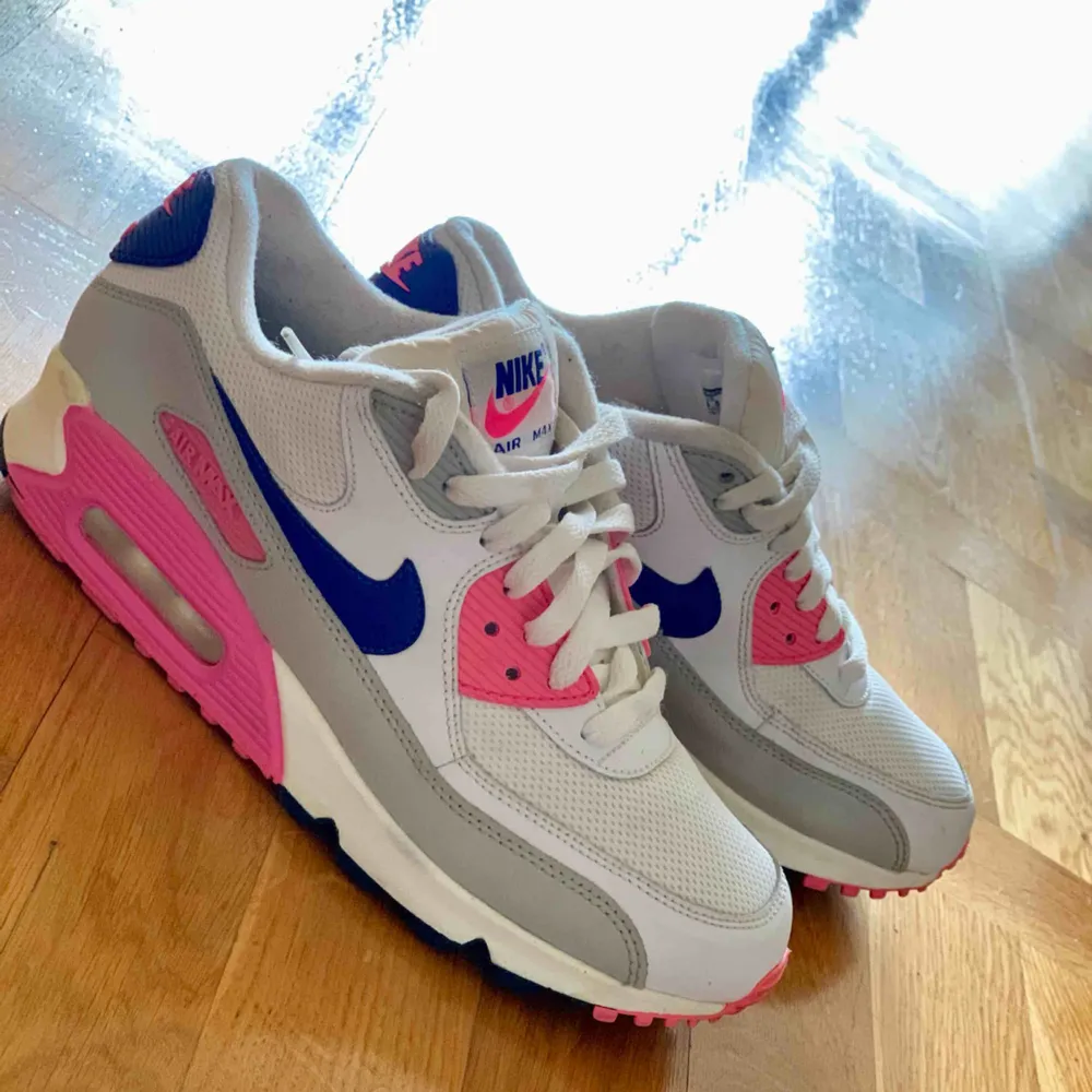 Fri frakt! Fina, sköna och sparsamt använda Nike Air Max Essentials i storlek 40. Bild #3 är min. Jag har mängder av sneakers och tar alltid väl hand om dem. Nypris 1449:-. Passa på till sommaren :-). Skor.