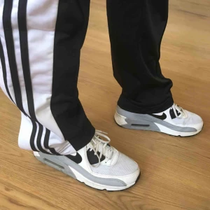  - Skorna är i storlek 41, men funkar även för storlek 40 o 39. Använda 2 ggr