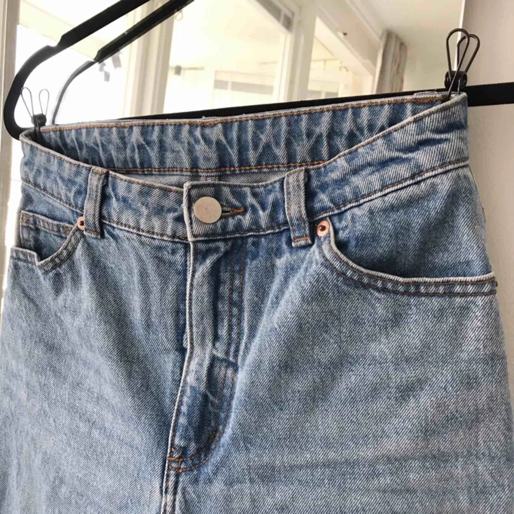 Högmidjade jeans från Monki i storlek W27. Supersnygga verkligen, har tyvärr blivit för små för mig. Frakt ingår!. Jeans & Byxor.