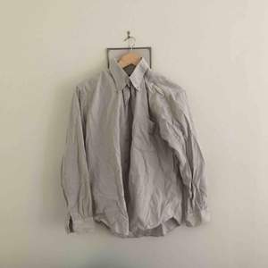 Fin skjorta i ljusgrå/”smutsvit” manchester! Perfekt som tunnare långärmad på sommaren👍