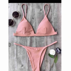  - Bikini från Zaful, inte mina bilder, som endast är provad en gång. Säljer pga inte gillar passformen på mig. Hemsidan säger stolek L men sitter som M. Färgen är skimmrig, skriv vid intresse av fler bilder.   Frakt tillkommer på 18kr