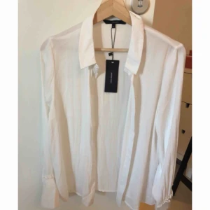  - Tunn skjorta med volang ärmar från vero moda. Aldrig använd