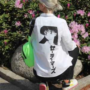  - 🔥SAILOR MARS🔥 handmålad av mig med textilfärg. Går att tvätta i 40grader! Skjortan är från lager157. På japanska står det Sailormars セーラーマーズ ✨💖