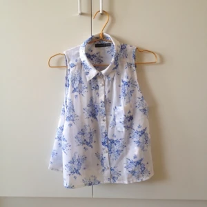 Blommigt linne med knappar. Aldrig använd.  - Blommigt linne med knappar. Aldrig använd. 