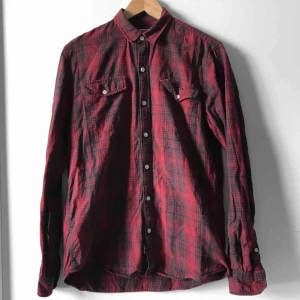  - Rödsvart rutig skjorta
