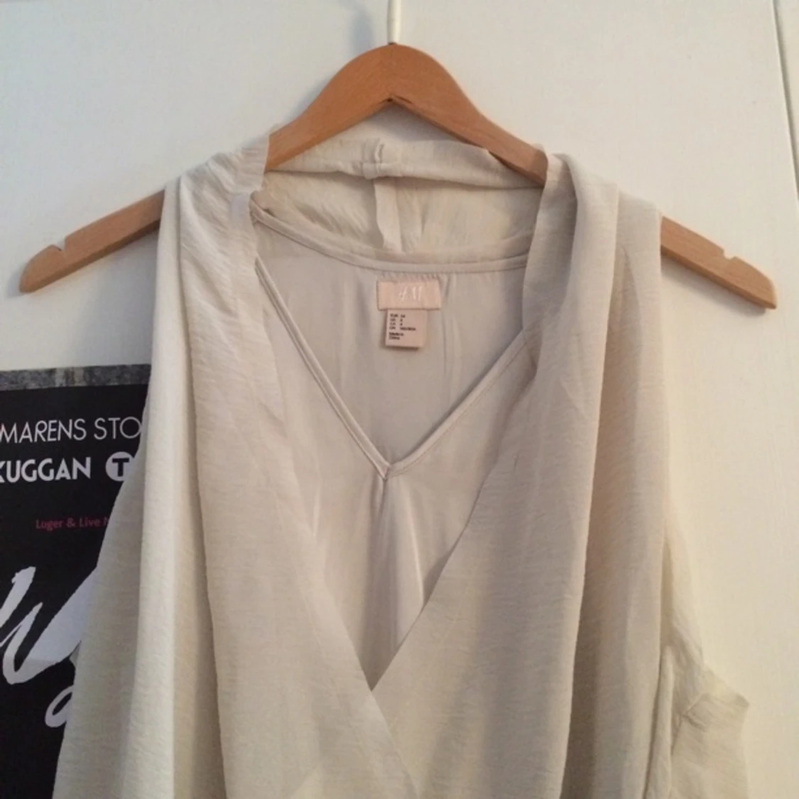 Klänning från H&M trend. Slutar strax över knät fram och längre bak. Oanvänd. - 1405701662