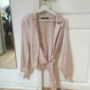  - En superfin blazer i rosa/nude färg med ”silkes”material. Tyvärr endast kommit till användning två gånger.