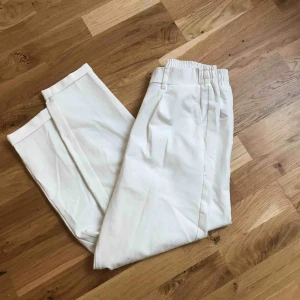  - Vita chinos liknande byxor från bershka i väldigt mjukt material. Fickor baktill och resår i midjan! Lite uppvikta nedtill. I priset ingår frakt 