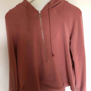  - En sån skön kroppad hoodie från Bik bok. Storlek M passar även någon som har storlek L. Kommer tyvärr inte till användning