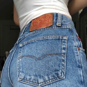  - Avklippta jeansshorts av vintagejeans! Jättebra kvalitet av kraftigt jeansmaterial. Finns ingen storlek på men har mätt och kommit fram till att det är typ 31/32 i vanlig jeansstorlek!