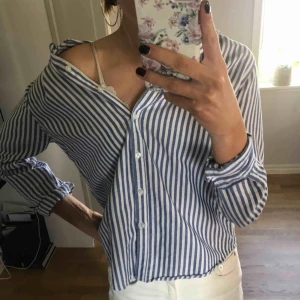  - blå/vit randig skjorta ifrån gina! endast swish & fraktkostnad tillkommer!