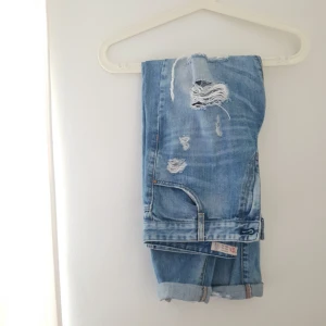  - Boyfriends Jeans från Zara, strl 34 & midja 27-28     Supert fina men tyvärr är dem för stora för mig.  Aldrig använd så i gott skick!  