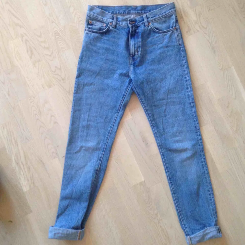 Eftertraktade weekday-jeans i perfekt tvätt! Rak modell, perfekt skick! Skicka gärna frågor!🌟. Jeans & Byxor.