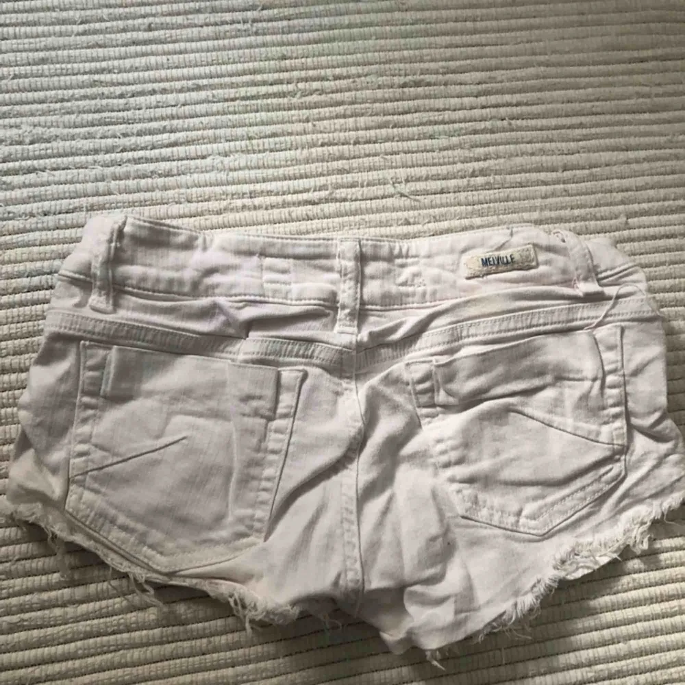 Vita shorts från Brandy Melville. Strl 38 men passar mer xs-s. Köparen står för frakt!. Shorts.