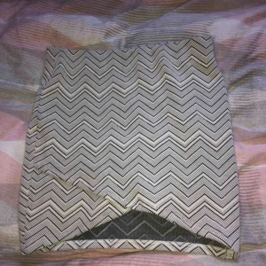  - En fin kjol från Ginatricot som är använd en gång